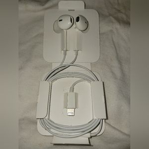 Apple earphones SOLD
